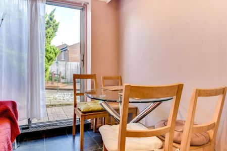 4 bedroom end of terrace house to rent - Photo 3