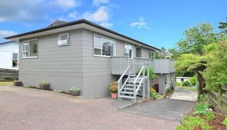 Charming 3BR Home in Royal Heights, Massey East - Photo 5