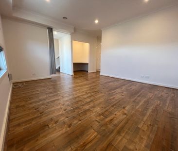 Large 2 Bedroom Townhouse - Photo 3