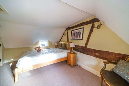 A beautifully presented thatched cottage nestled in the charming landscapes of the New Forest. - Photo 2