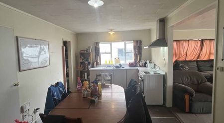 Student Rental - Five Bedrooms - Centrally Located - Photo 3