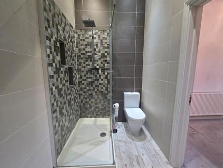 3 bedroom flat to rent - Photo 4