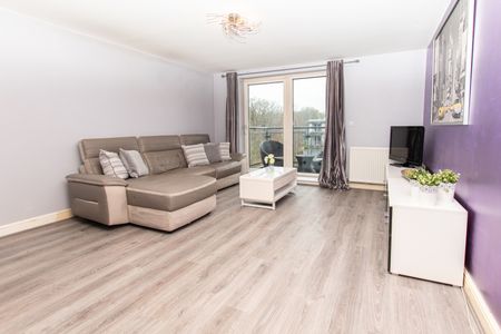 Page Court, Commonwealth Drive, RH10 - Photo 2