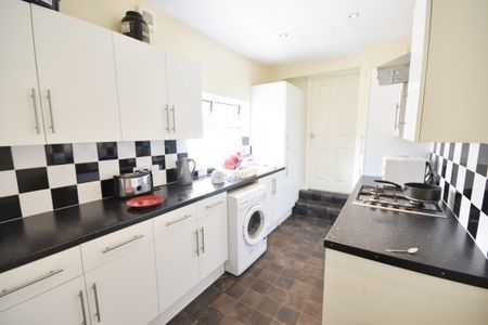 3 Bed - Trewhitt Road, Heaton - Photo 2