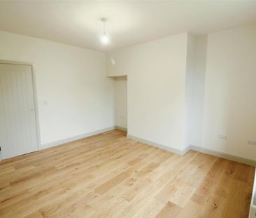2 bedroom end of terrace house to rent - Photo 5