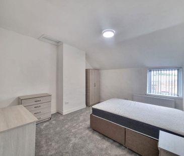 3 bedroom flat to rent - Photo 2