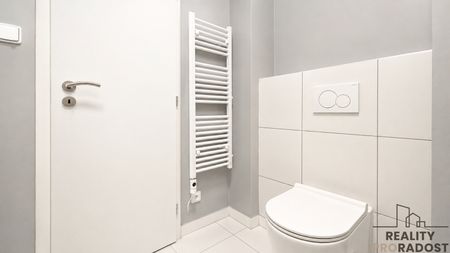 Pronájem bytu 1+kk a garsoniéry 34 m², Milíčova 471, Praha - Фото 2