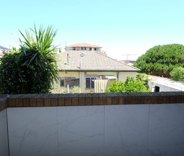 One Bedroom Apartment With Parking - Walking Distance to UNSW - Photo 5