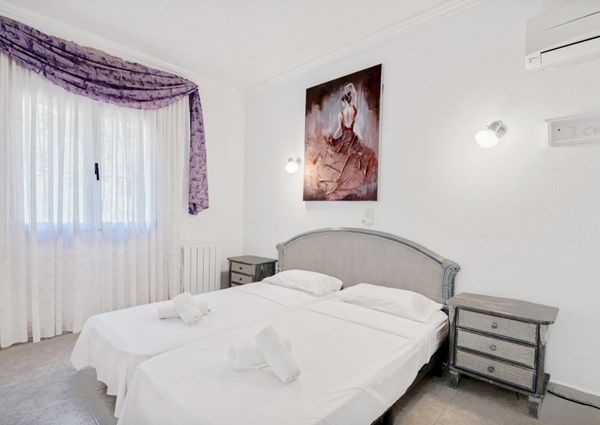 Villa for rent in Cumbre del Sol with 5 bedrooms