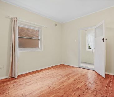 Charming Art Deco Apartment in Great Location - Photo 6