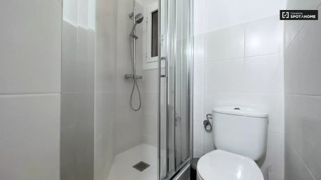 Room in a shared 6-bedroom apartment for rent in La Dreta de l'Eixample - Photo 2