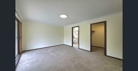 Spacious family home with park views - Photo 3