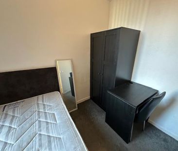 3 bedroom flat to rent - Photo 5