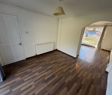 3 bed terraced house to rent in Shephall Way, Stevenage, SG2 - Photo 2