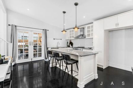 “Designer Renovation Meets Effortless Family Living” - Photo 4