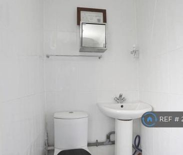 1 bedroom in a flat share to rent - Photo 3