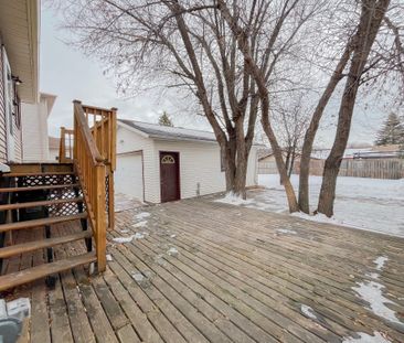 3 Bed Minchau Home With Large Deck & Double Garage - Photo 3