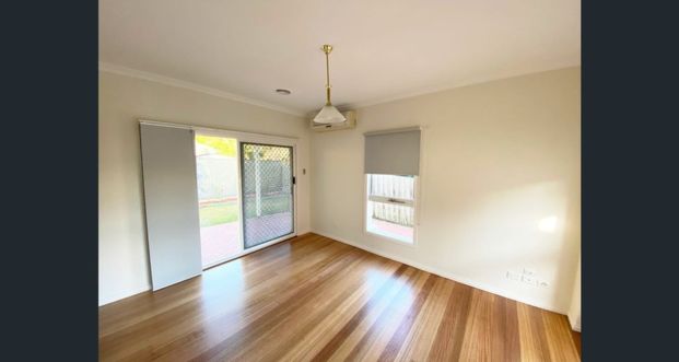 Spacious Townhouse – Great Location - Photo 1