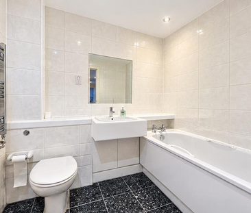3 bedroom flat to rent - Photo 6