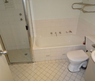 Large 1 bed & carpark - Photo 6