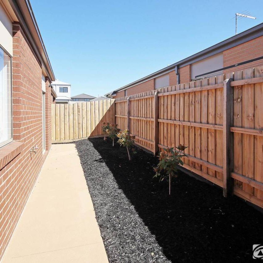 Modern 4 Bedroom Home - Photo 1