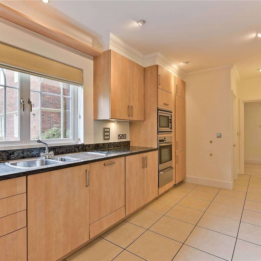 A well presented ground floor apartment situated behind electric gates within half a mile radius of Weybridge train station and Queens Road amenities. - Photo 1