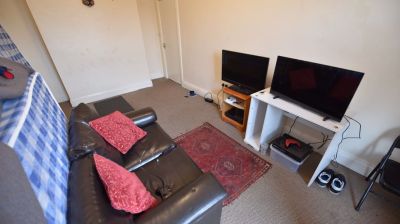 5 bedroom House in Hyde Park, Leeds - Photo 4