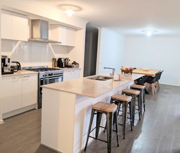 STYLISH MODERN LIVING - Photo 2