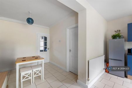 3 bedroom semi-detached house to rent - Photo 3