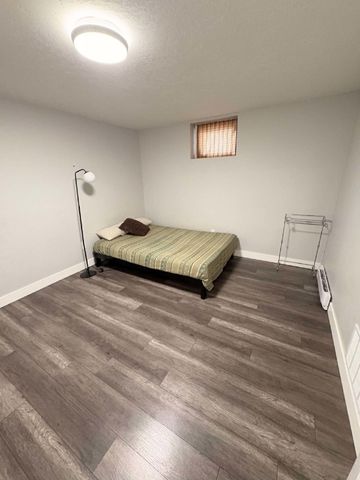 2704 Fairview Crescent - 1 - Photo 2