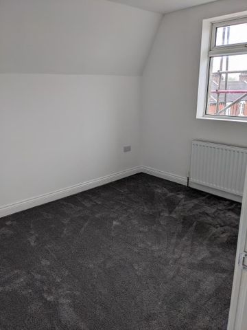 3 bedroom flat to rent - Photo 2