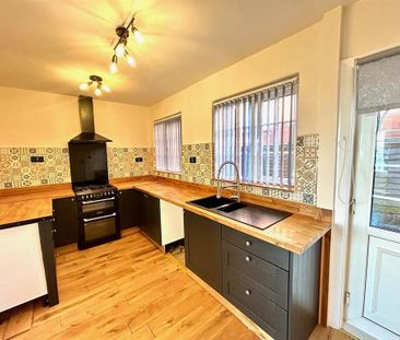 2 bedroom semi-detached house to rent - Photo 5