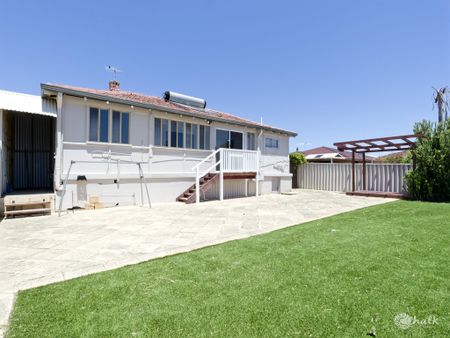9 MONTH LEASE ONLY !!!! 3 X 1 BEACH BUNGALOW IN ROCKINGHAM !!! - Photo 5
