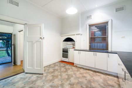 Red Brick Charm In Quiet East Albury - Photo 4