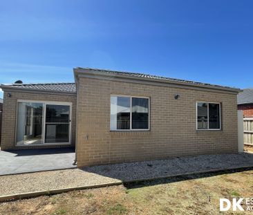 4 Bedrooms 2 Baths and 2 Garage space Family Home in Point Cook - Photo 4