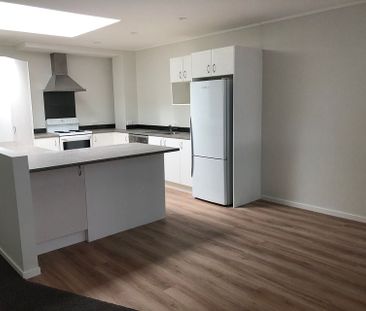 Large 4 Bedroom Apartment - Photo 6