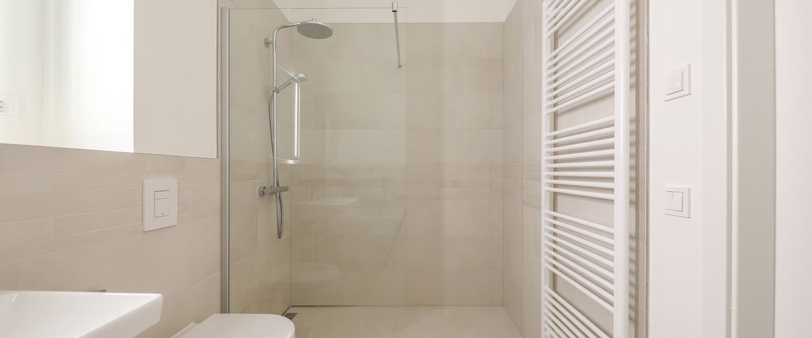 Lichtdurchflutetes Wohnambiente mit Loggia und moderner Einbauküche - Foto 1