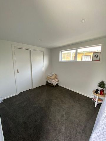 Modern 4BR Home - Heart of Paraparaumu - Photo 3