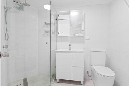 Unfurnished One Bedroom with Parking ! - Photo 5