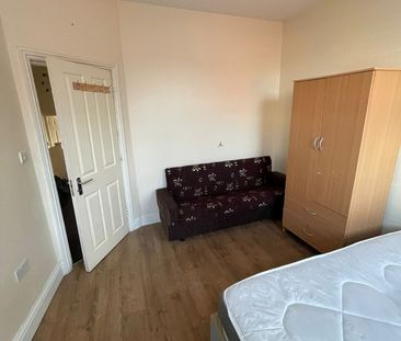 Room in a Shared House, Rancliff Road, E6 - Photo 4