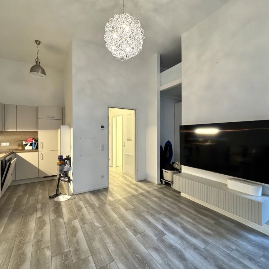 Perfekte Singlewohnung mit großzügiger Terrasse - 3,5 Hohe Decken! - Swimmingpool zur gemeinschaftlichen Nutzung vorhanden - Foto 1