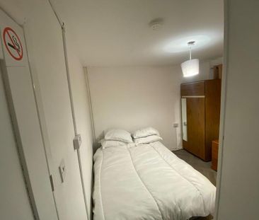 4 bedroom flat share to rent - Photo 3