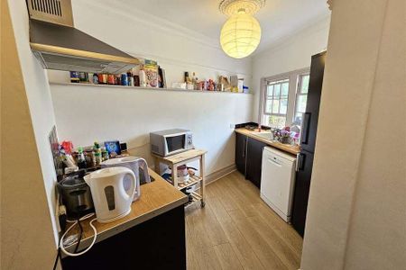 4 bedroom flat to rent - Photo 2