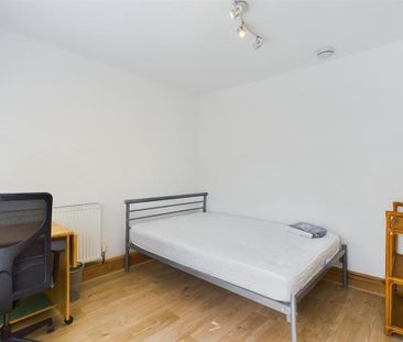 4 bedroom semi-detached house to rent - Photo 5