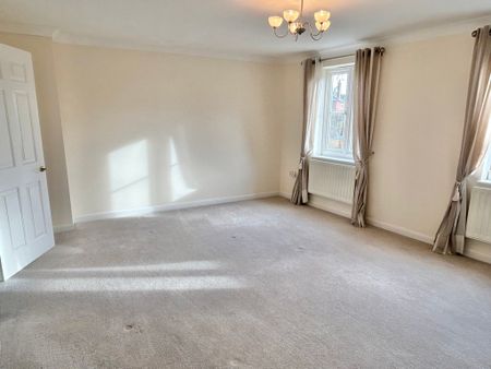 3 bedroom Superb Three Bedroom House to rent - Photo 5