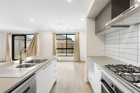 Minutes away from Donnybrook Station! - Photo 2