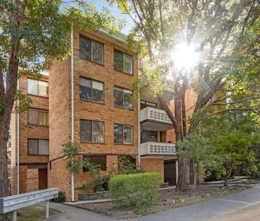 Top Floor Two Bedroom Apartment with Leafy Outlook - Photo 6