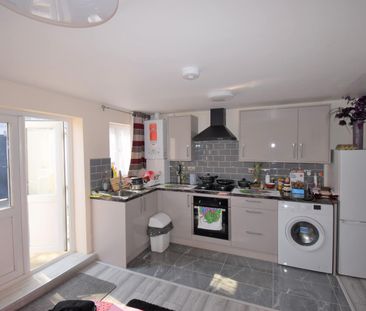 Two bedroom Ground Level detached Flat - ilford lane - Photo 6