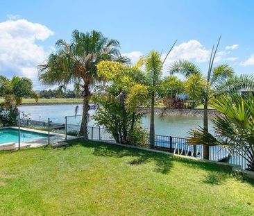 Spacious Waterfront Family Home in Helensvale! - Photo 4