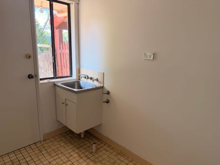 Freshly painted 3-bedroom home - Photo 4